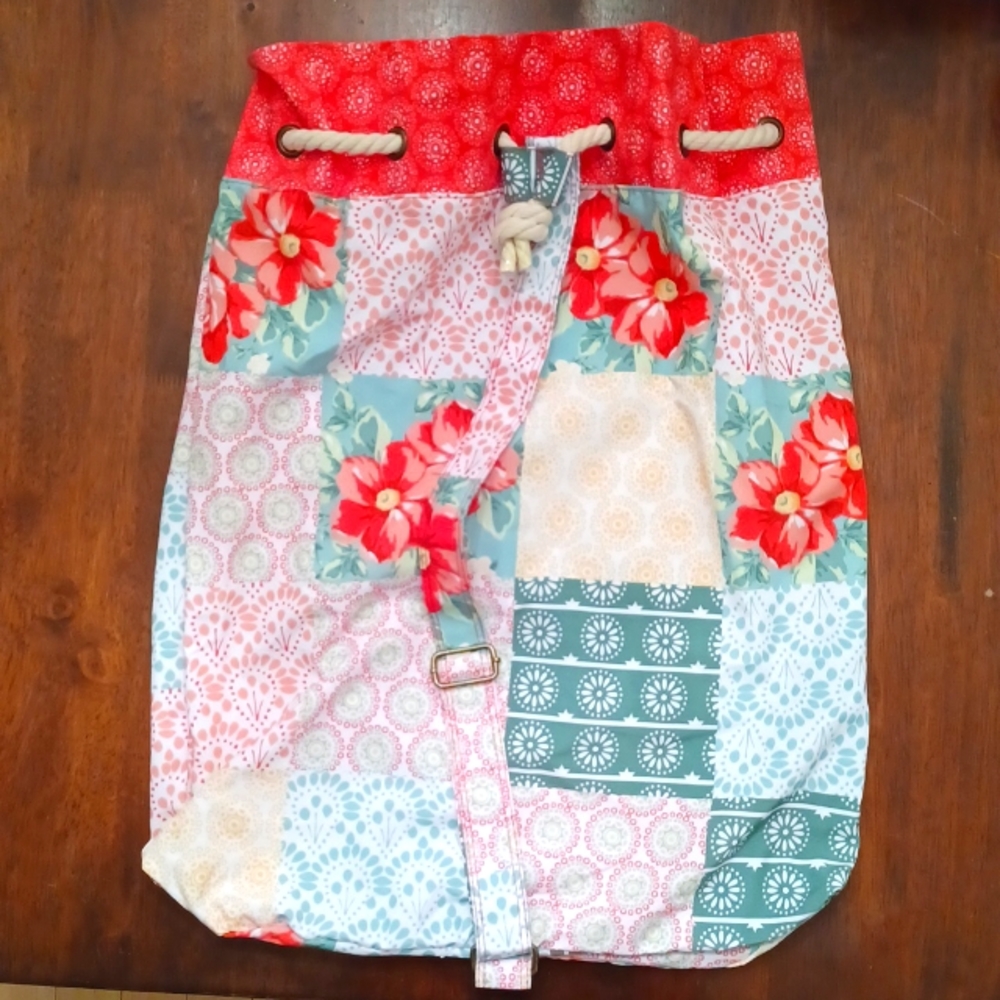THE PIONEER WOMAN "PATCHWORK" DRAWSTRING LAUNDRY BAG W/ADJUSTABLE STRAP